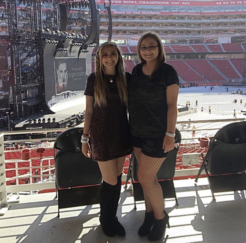 End_Game_Swift's tweet image. #seniorswiftie time !! hi guys, im emma!  
✨ i am 25 
✨ a swiftie since 2006
✨ the BIGGEST rep and lover stan 
✨ i’ve seen Taylor 5 times 
✨ haven’t met Taylor (yet 🤞🏻) 
im so excited to make some new swiftie friends!! 🫶🏻