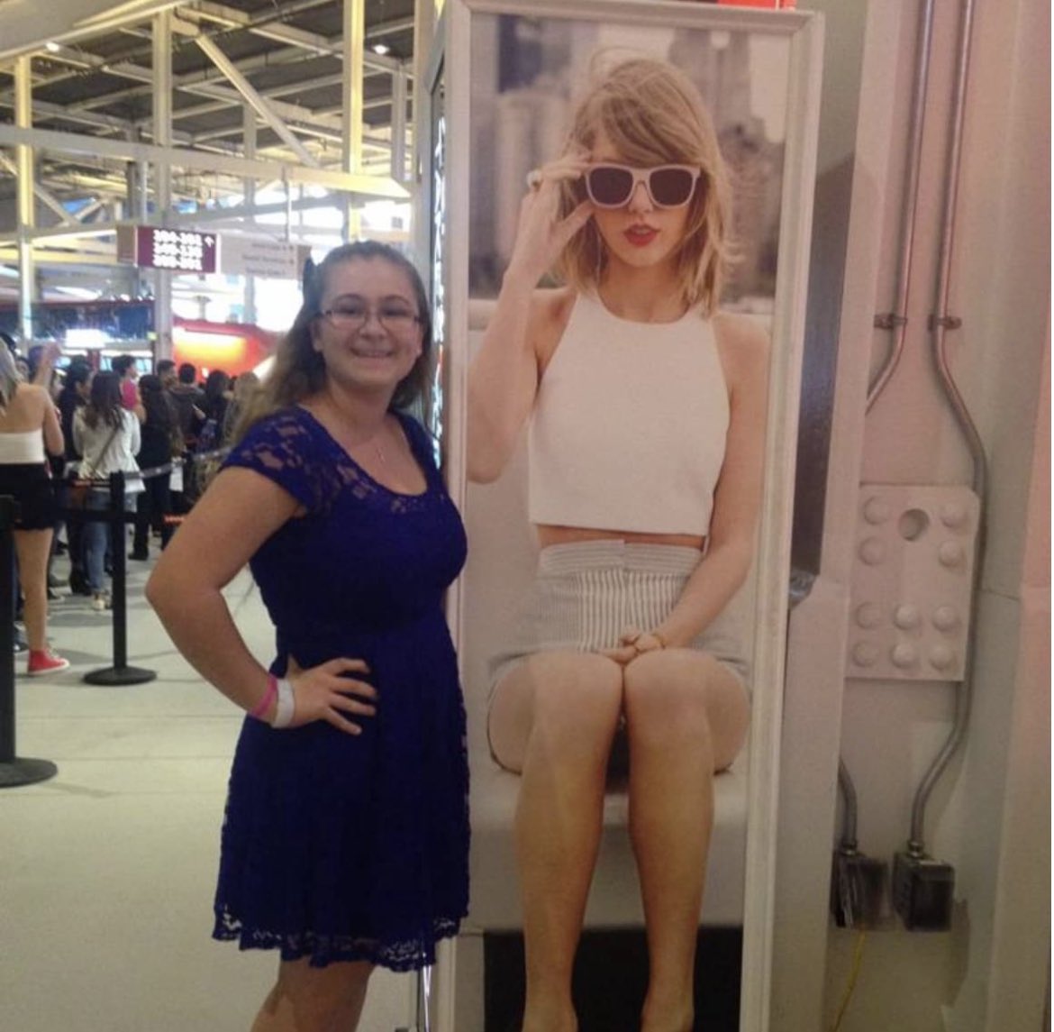 End_Game_Swift's tweet image. #seniorswiftie time !! hi guys, im emma!  
✨ i am 25 
✨ a swiftie since 2006
✨ the BIGGEST rep and lover stan 
✨ i’ve seen Taylor 5 times 
✨ haven’t met Taylor (yet 🤞🏻) 
im so excited to make some new swiftie friends!! 🫶🏻