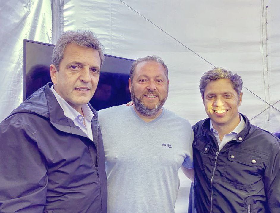 juanjo_castro's tweet photo. #TodosyUnidos

En el día de la Lealtad junto al peronismo de San Miguel en el estadio Arsenal de Sarandí, acompañamos a nuestro candidato a Presidente de #unionporlapatria #SergioMassa y al gobernador #AxelKicillof.

Este 22 de Octubre vota #lista134 completa.

@SergioMassa Presidente
@Kicillofok Gobernador 
@JuanjoCastro Intendente