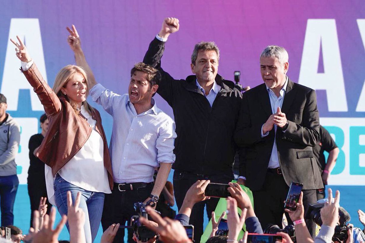 juanjo_castro's tweet photo. #TodosyUnidos

En el día de la Lealtad junto al peronismo de San Miguel en el estadio Arsenal de Sarandí, acompañamos a nuestro candidato a Presidente de #unionporlapatria #SergioMassa y al gobernador #AxelKicillof.

Este 22 de Octubre vota #lista134 completa.

@SergioMassa Presidente
@Kicillofok Gobernador 
@JuanjoCastro Intendente