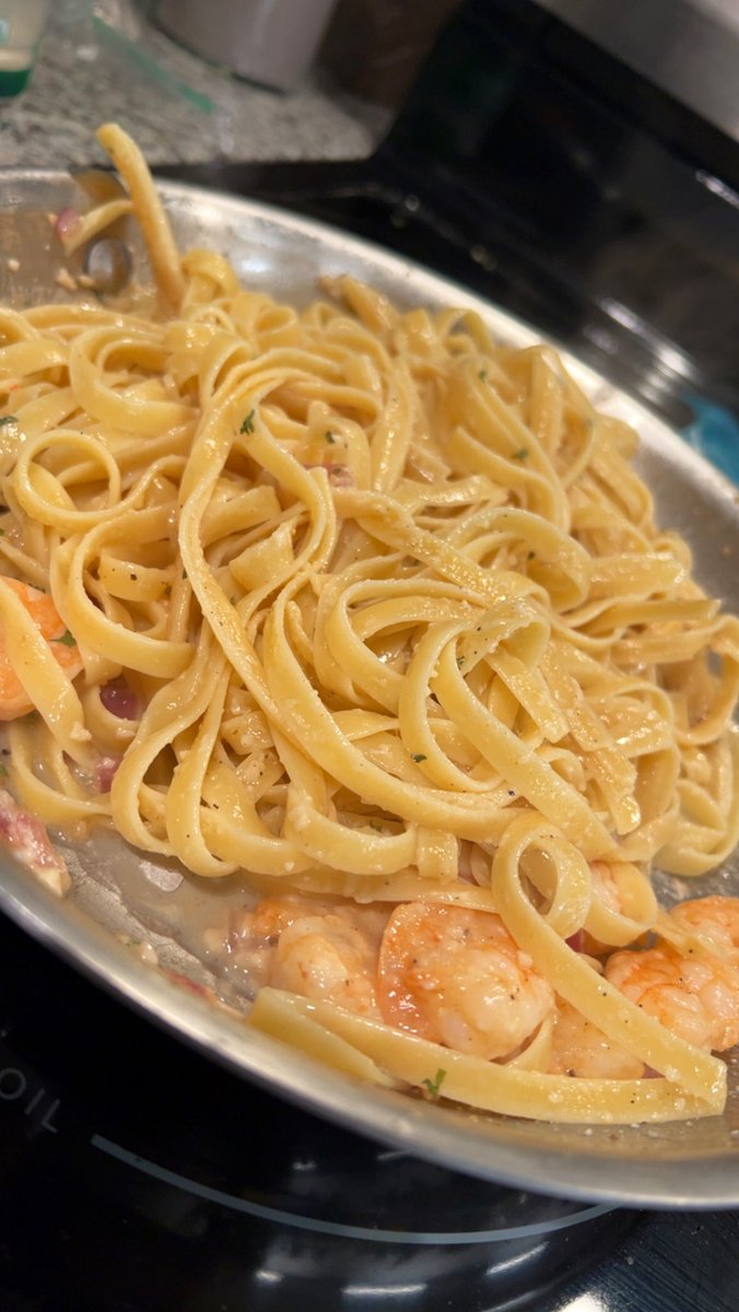 MikeLynch09's tweet photo. Life has been *busy* lately.
Felt great to be back in the kitchen, enjoy a glass of wine, and cook shrimp scampi.
#ItIsTheLittleThingsInLife https://t.co/hfEiCgWuUN
