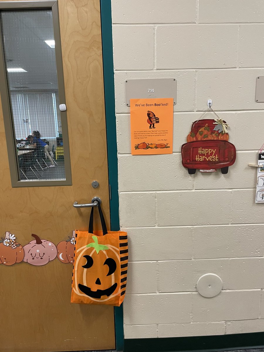 Mikki_Bteaching's tweet photo. The βBooβking has begun at @HCPSForestHills! I hope that all the students enjoy the fall themed ππread alouds πand treatsπ! #fall #kidlit #hubofschool #librarylife https://t.co/Uu1ddoJNig