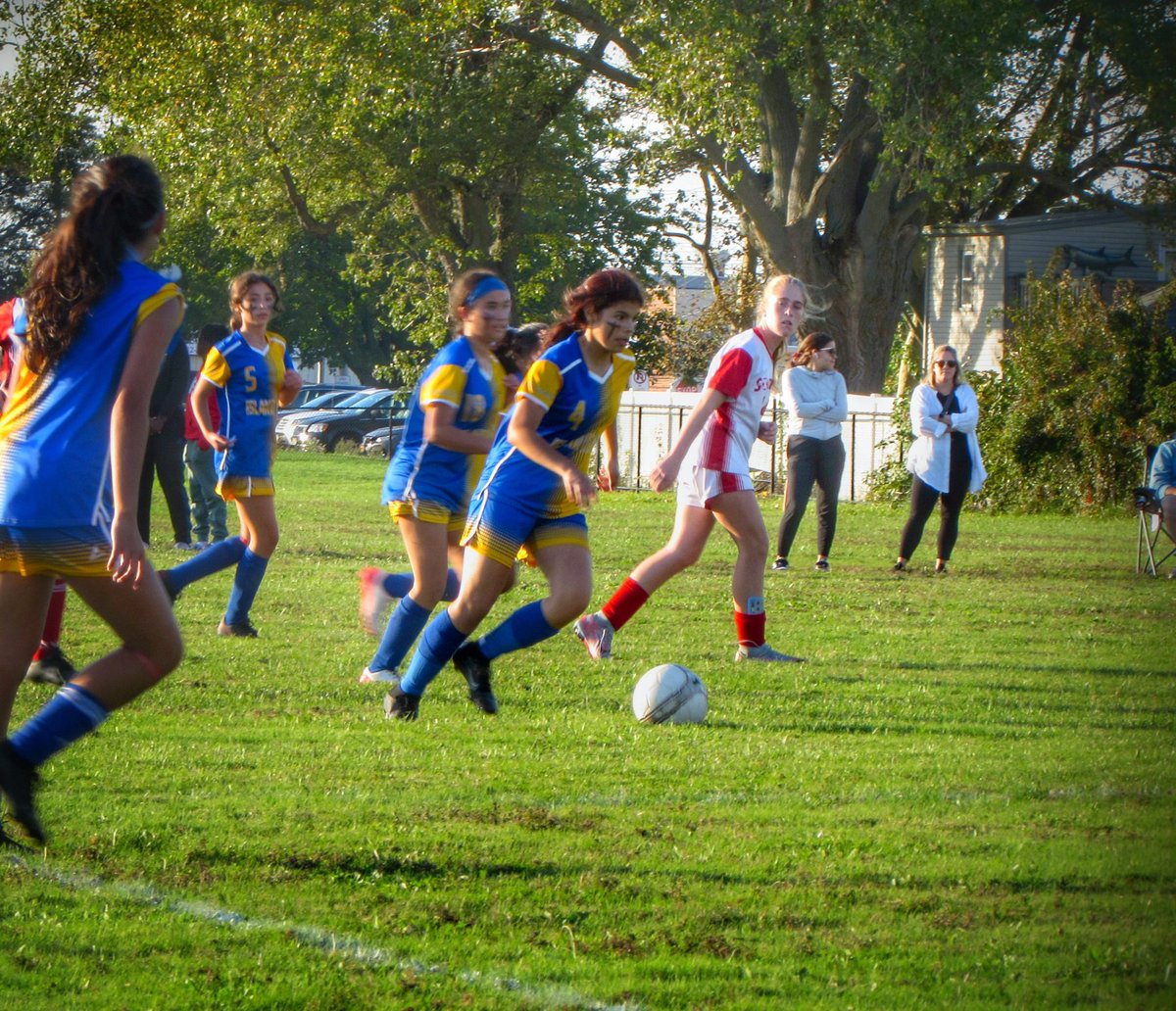 CoachK_LOPE's tweet photo. The Lady Bulldogs soccer team won 2-1 today in a tough matchup against Roosevelt. Photos courtesy of 8th grader Lia C. Be sure to come cheer us on at our last home game of the season this Friday, 10/20 at 4:45pm! 💙⚽️💛 @LomsPrincipal @ip_schools https://t.co/c38vzyeioF