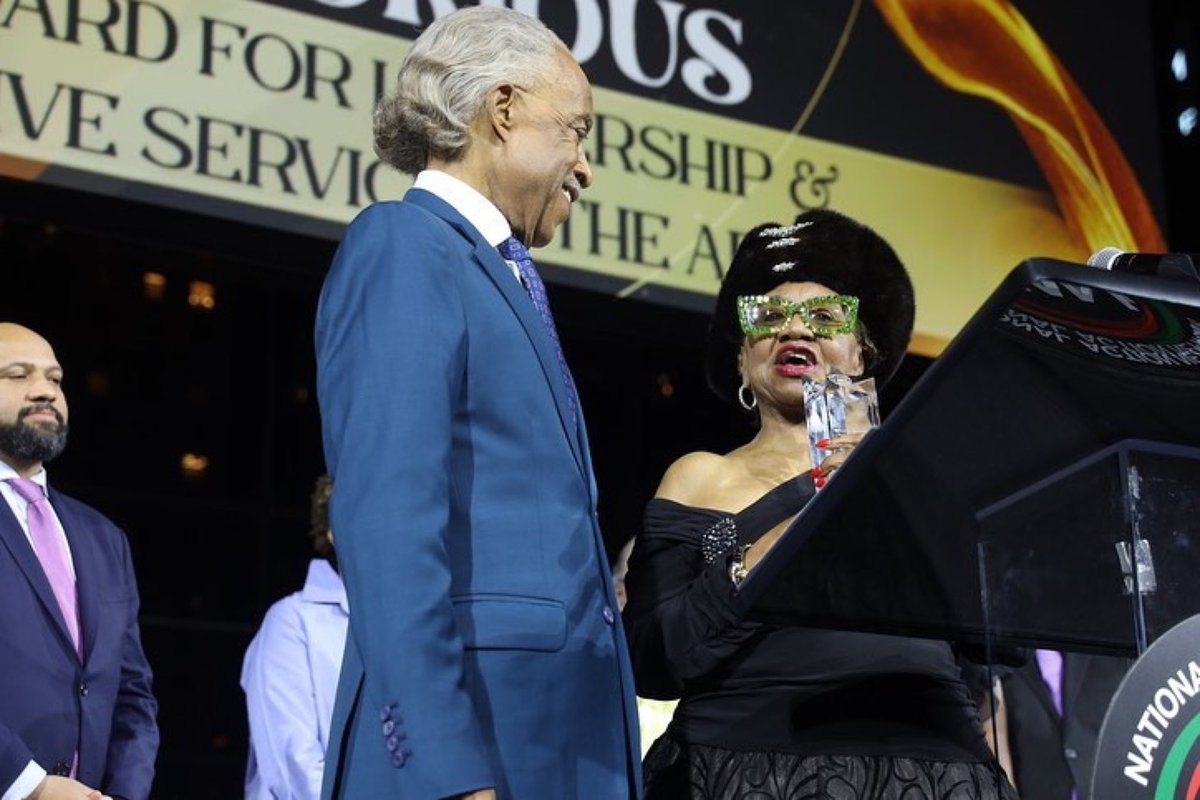 TheRevAl's tweet photo. Congratulations to the cast and producers of Ossie Davis’ Broadway revival play #PURLIEVICTORIOUS, our 2023 recipients of the National Action Network President’s Award for Leadership and Transformative Service in the Arts. https://t.co/NU8z1FUpB8