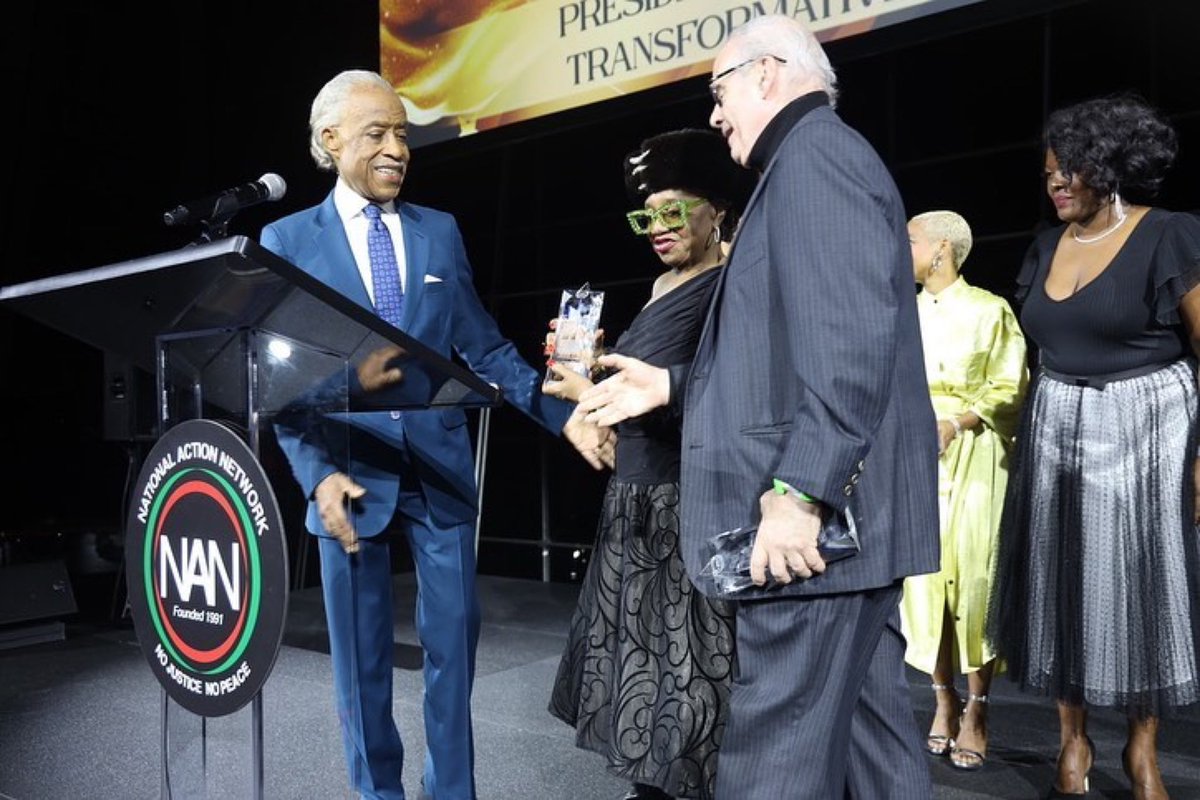 TheRevAl's tweet photo. Congratulations to the cast and producers of Ossie Davis’ Broadway revival play #PURLIEVICTORIOUS, our 2023 recipients of the National Action Network President’s Award for Leadership and Transformative Service in the Arts. https://t.co/NU8z1FUpB8