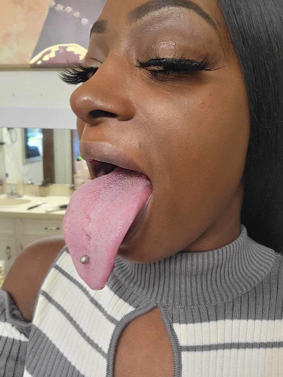 Jreamgyrl's tweet photo. She a mouth full 👅😂👅😂. #LongTongue #Jream #Jreamgyrl #TongueQueen https://t.co/S38uZei6Yx