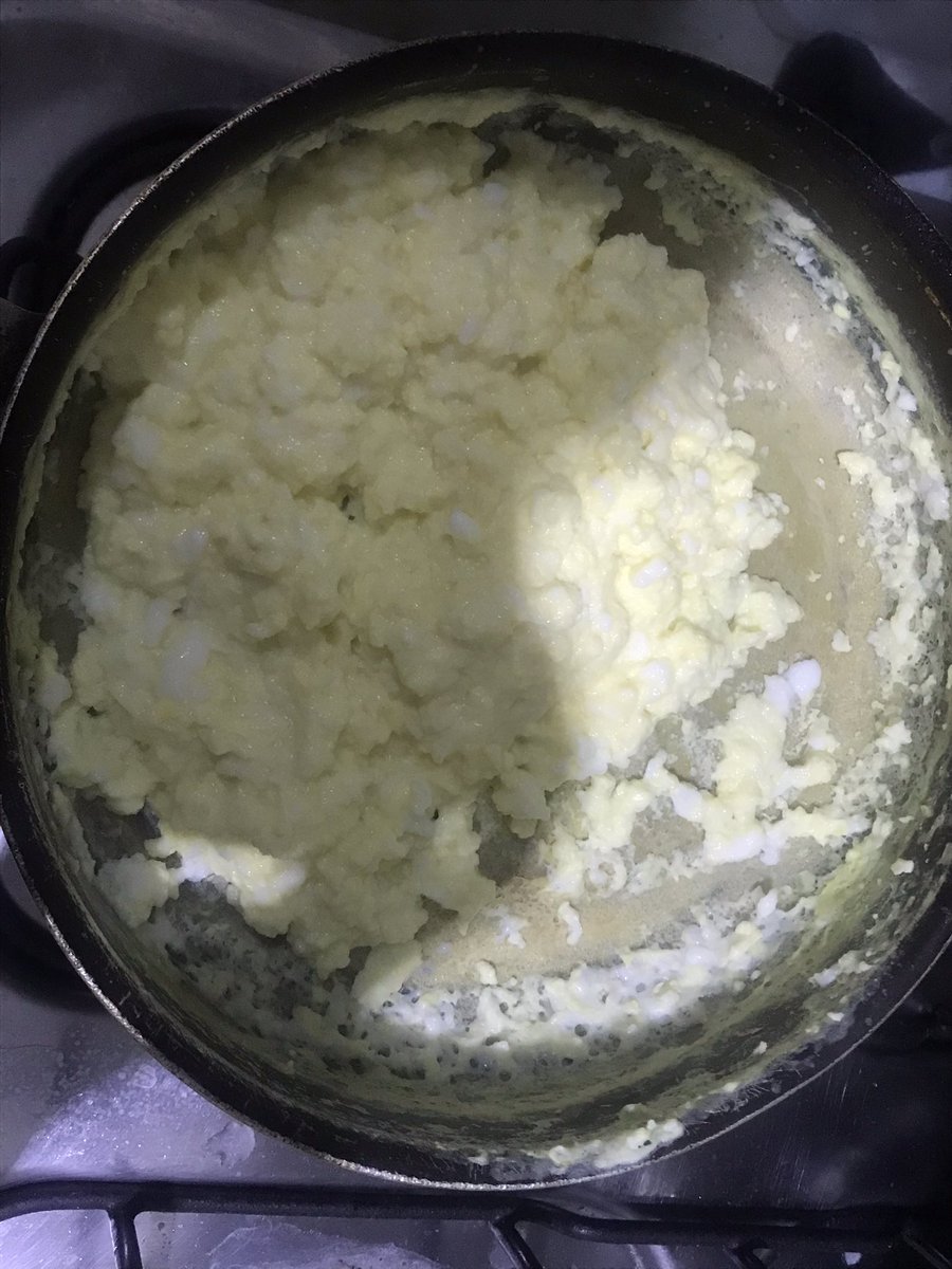 tedegolo's tweet photo. ovo mexido feito com água. demora mais tem menos caloria e não gruda na panela https://t.co/rYEHsxM6Hf