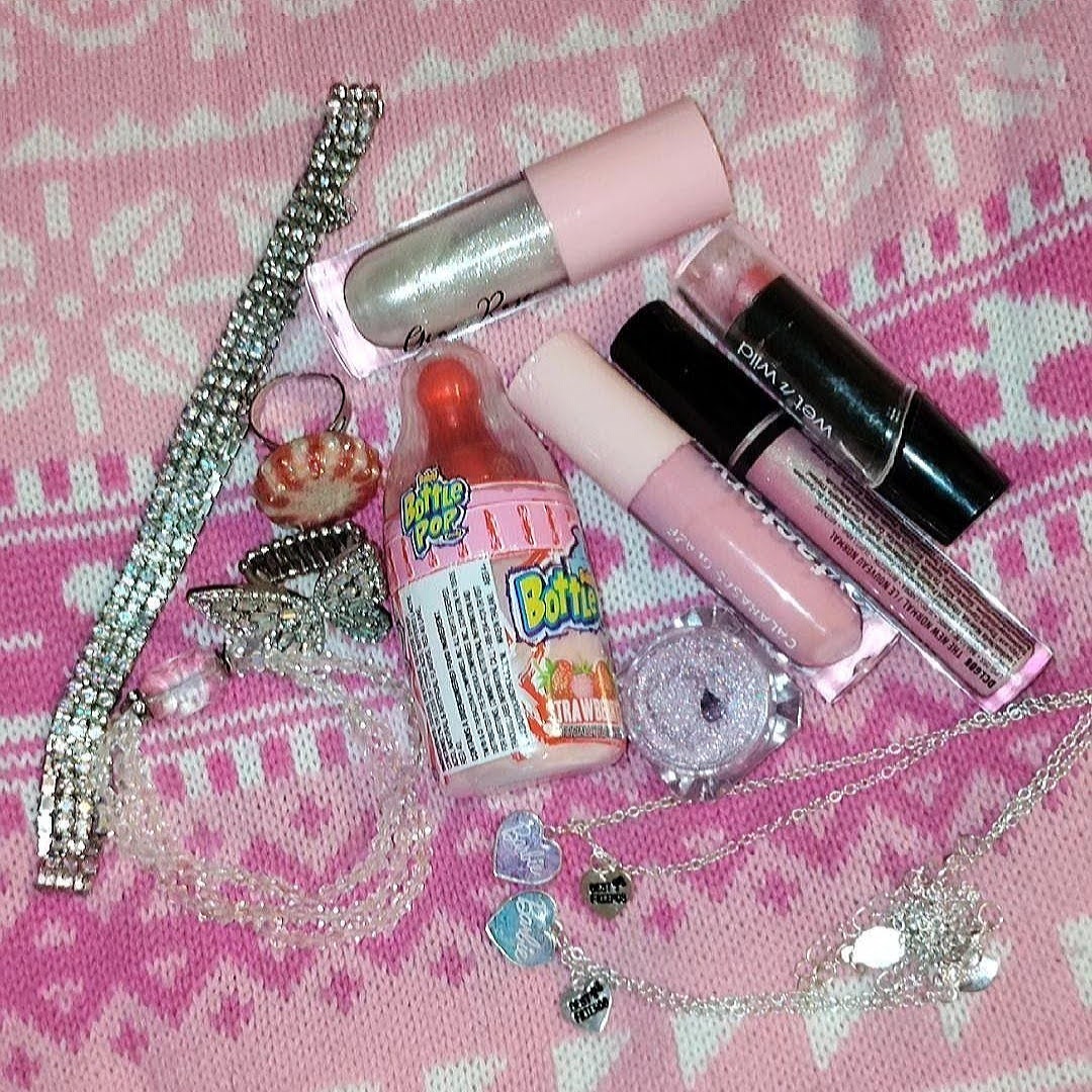 TiaHauserNYC's tweet photo. BubbleGum Babe 🫧 
#iridescent #barbie #y2k #christmas #2000sbarbie #barbieandthemagicofpegasus #icequeen #princessannika #iceskating #pink https://t.co/QVdbvHjMnV