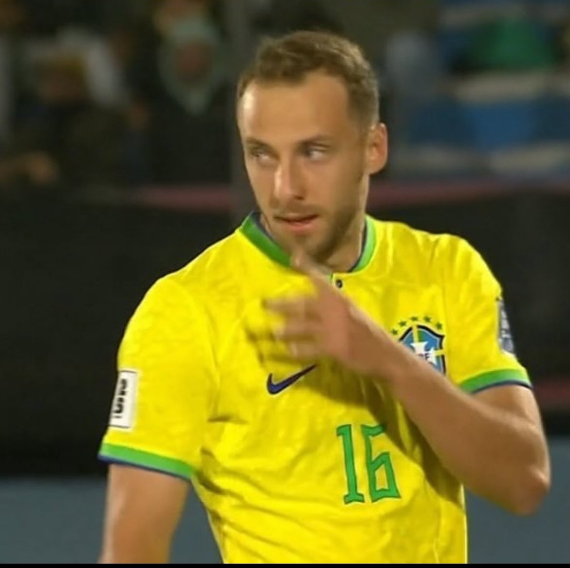 njdmarlon's tweet photo. cheguei agr pra ver o jogo da seleção 

pq diabos o eriksen ta jogando no brasil? https://t.co/afryoRYon3