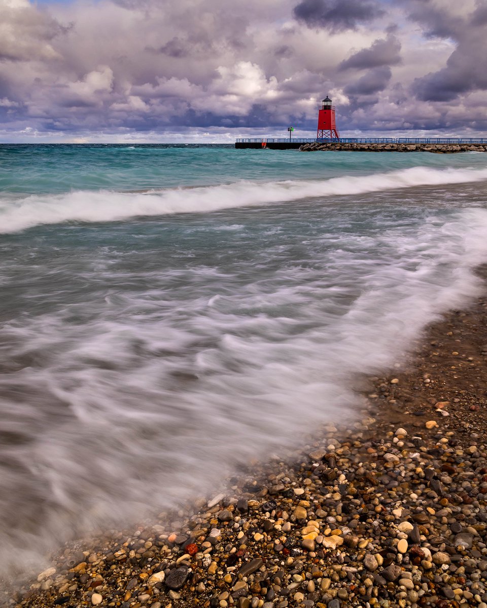 TMSkyHumPhoto's tweet image. The Charlevoix lighthouse, and the teal waters of Lake Michigan, under a moody sky. #landscapephotography #PureMichigan #GreatLakes
