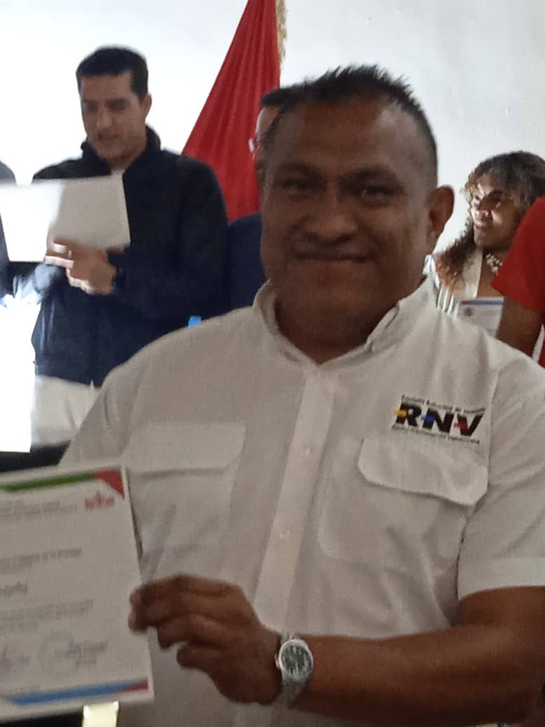 RNV_Indigena's tweet photo. El @concejocaracas otorga a @gesus_gonzalez reconocimiento: Por mantener, promover y fortalecer nuestras raíces ancestrales y ser parte vital para mantener nuestra verdadera identidad viva dentro del municipio Bolivariano Libertador de Caracas. @concejocaracas #Vinotinto https://t.co/OP0nf3fW3q