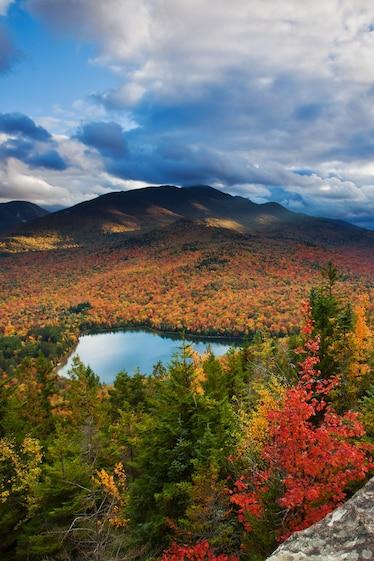 🔵 Kalabalık olmadan Adirondacks'ta en yüksek bitki örtüsünü nasıl görebilirsiniz?

🎙️ Parkta, çoğu High Peaks'in çok dışında olmak üzere 25 yangın kulesi bulunmaktadır. Yüzüncü yıldönümünü kutlayan 133 millik bir yol olan Northville-Lake Placid parkurunu gözden kaçırmayın. Sekiz