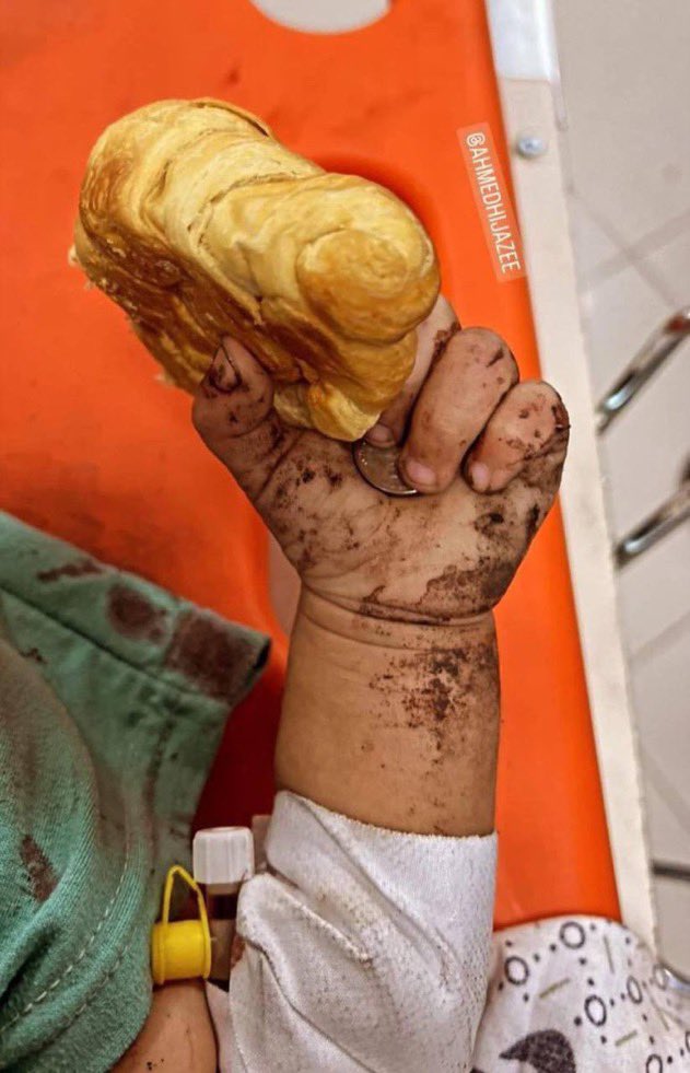 Abdu_ek's tweet photo. This could be your child holding his “money and bread” in his hand.
No words.💔
A child survivor of the Holocaust and the Israeli occupation massacre at the Baptist Hospital (Ahli Arab) in Gaza.
#مستشفى_المعمداني
#طوفان_الأقصى 
🇵🇸 🇮🇶 https://t.co/lC8LCjuztt