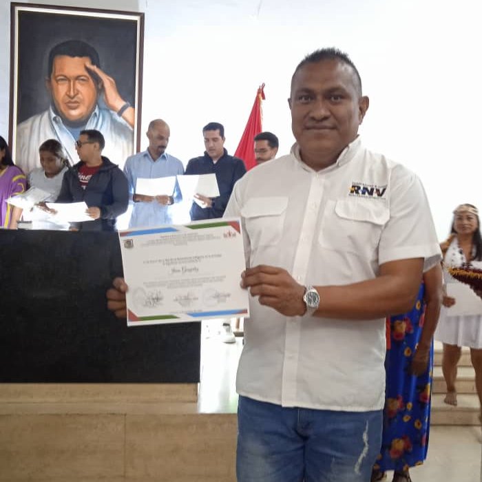 RNV_Indigena's tweet photo. El @concejocaracas otorga a @gesus_gonzalez reconocimiento: Por mantener, promover y fortalecer nuestras raíces ancestrales y ser parte vital para mantener nuestra verdadera identidad viva dentro del municipio Bolivariano Libertador de Caracas. @concejocaracas #Vinotinto https://t.co/OP0nf3fW3q