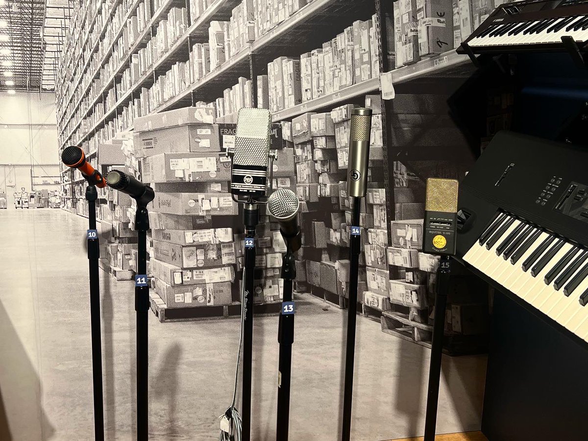 ribbonmics's tweet photo. Spotted! An #AEAR44 mic in good company here at the NAMM museum near San Diego. Have you visited? 😎
#AEARibbonMics #RibbonMics https://t.co/4MThamxKwV