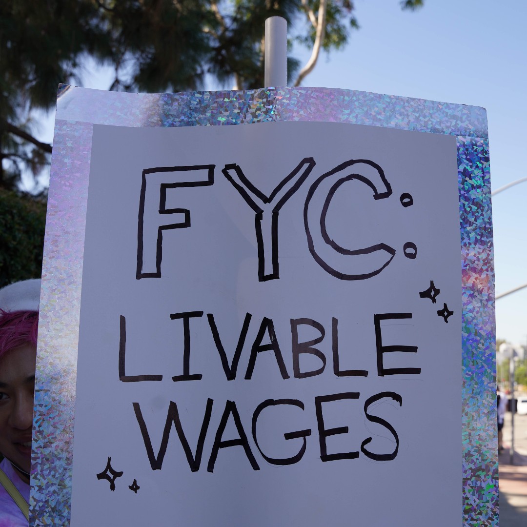 sagaftra's tweet image. 🎬 LA, your dedication on the picket lines drives home the importance of this fight. Thanks to everyone who came out today as we celebrated #Pride365 at Disney. Your presence is essential as we work toward a fair contract. Keep the momentum alive! 🏳️‍🌈🏳️‍⚧️ #SagAftraStrong