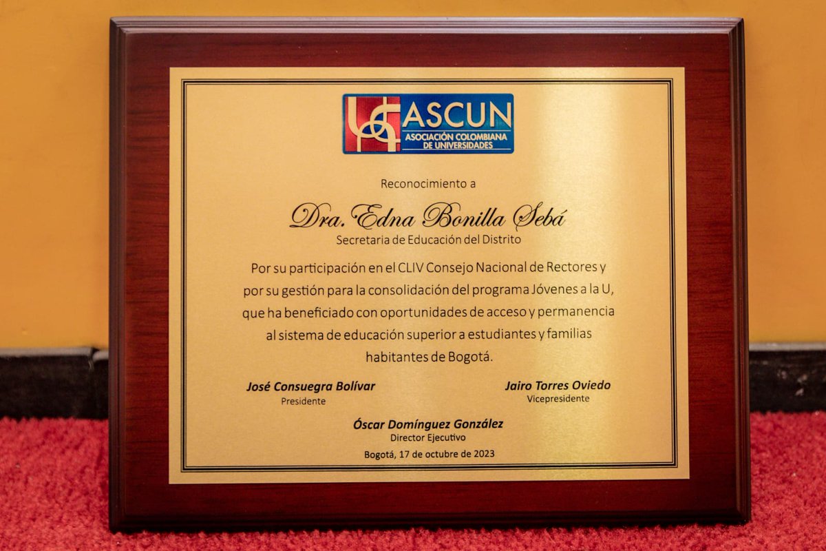 Honrados de recibir hoy junto a la alcaldesa <a href="/ClaudiaLopez/">Claudia López Hernández</a> el reconocimiento del Consejo Nacional de Rectores <a href="/ascunoficial/">ASCUN</a> para #JóvenesALaU.

Con él, 36 mil jóvenes estudian gratis en la universidad y cuentan con un subsidio mensual para garantizar su permanencia en el estudio.
