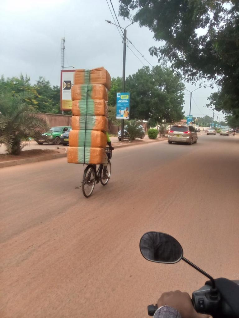 ergue19's tweet photo. Un vélo est un véhicule. Le cycliste est un conducteur de véhicule. A vélo, vous pouvez circuler partout où les autres véhicules circulent, à l'exception de certaines voiries où les vélos sont interdits au moyen de panneaux. https://t.co/xjpVdAOrU3