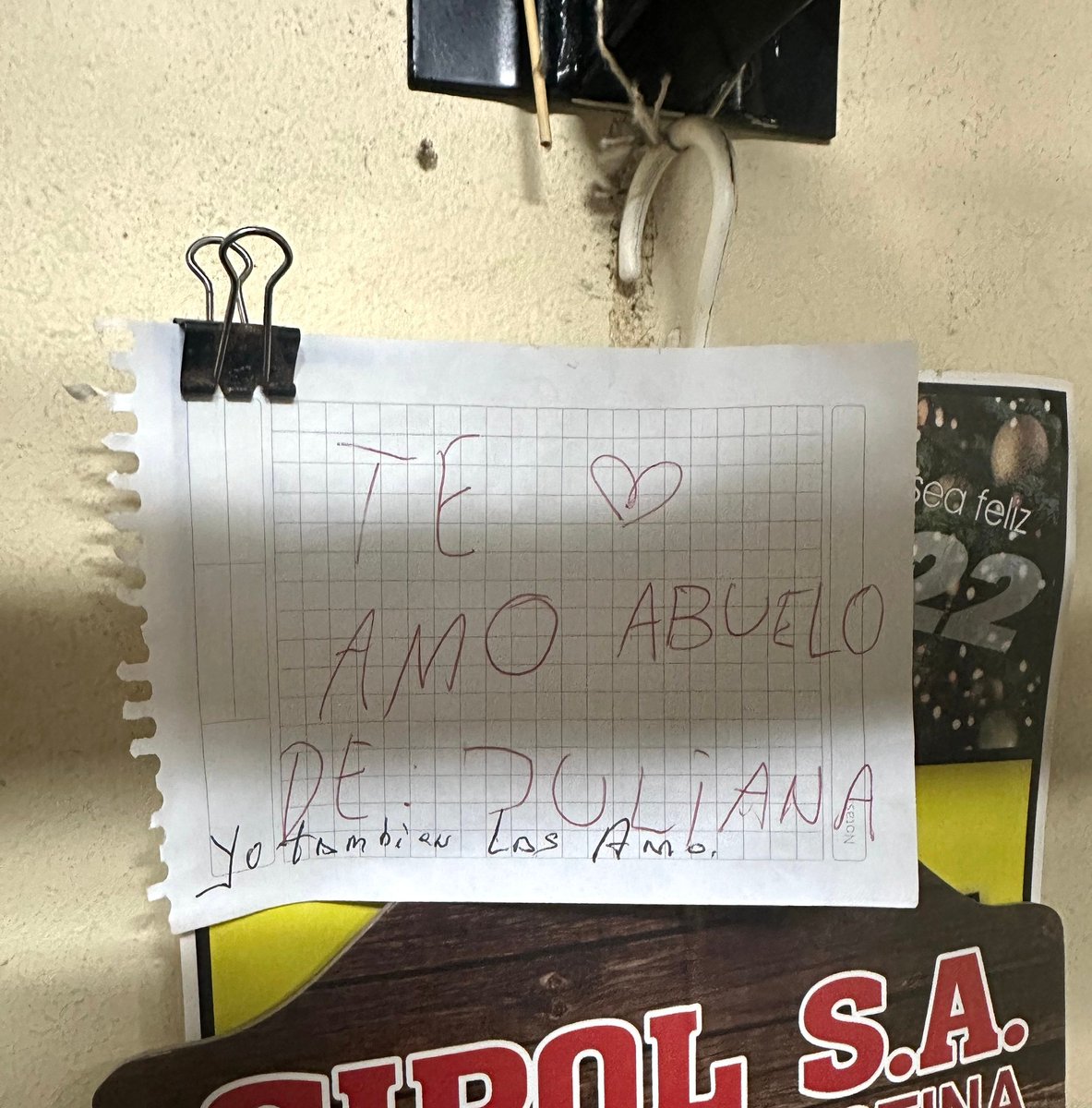 sebaspardomdp's tweet photo. @FlordeRecruiter Sabés lo de mi viejo. Jamás se animó a decirnos más que "te quiero". Una semana antes de morir, le dije a Juli que le escriba algo lindo de sorpresa y se lo deje. El domingo encontramos colgado en un almanaque la nota, con su respuesta. La letra negra es de mí viejo. https://t.co/fmaOKPL1r5