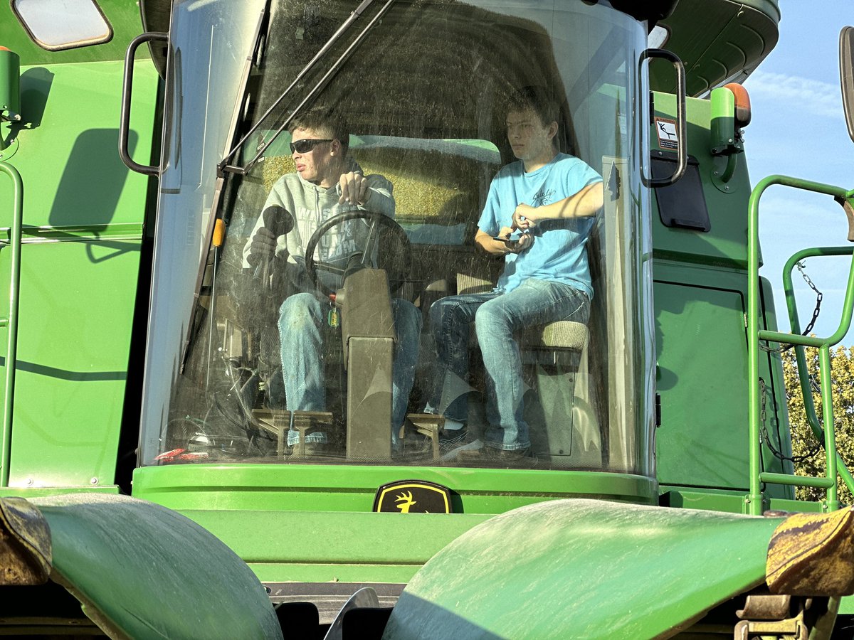 MrSacquitne's tweet photo. Great afternoon to harvest our @pioneer  Educational Test Plot! Hands on learning and real world application involved in the process. Thanks to the various community members for their support in our efforts! @SoyMeg024 @weberfarm1 #WRFarms @LiquiGrow #tamabentoncoop https://t.co/tYHMpZIfLJ
