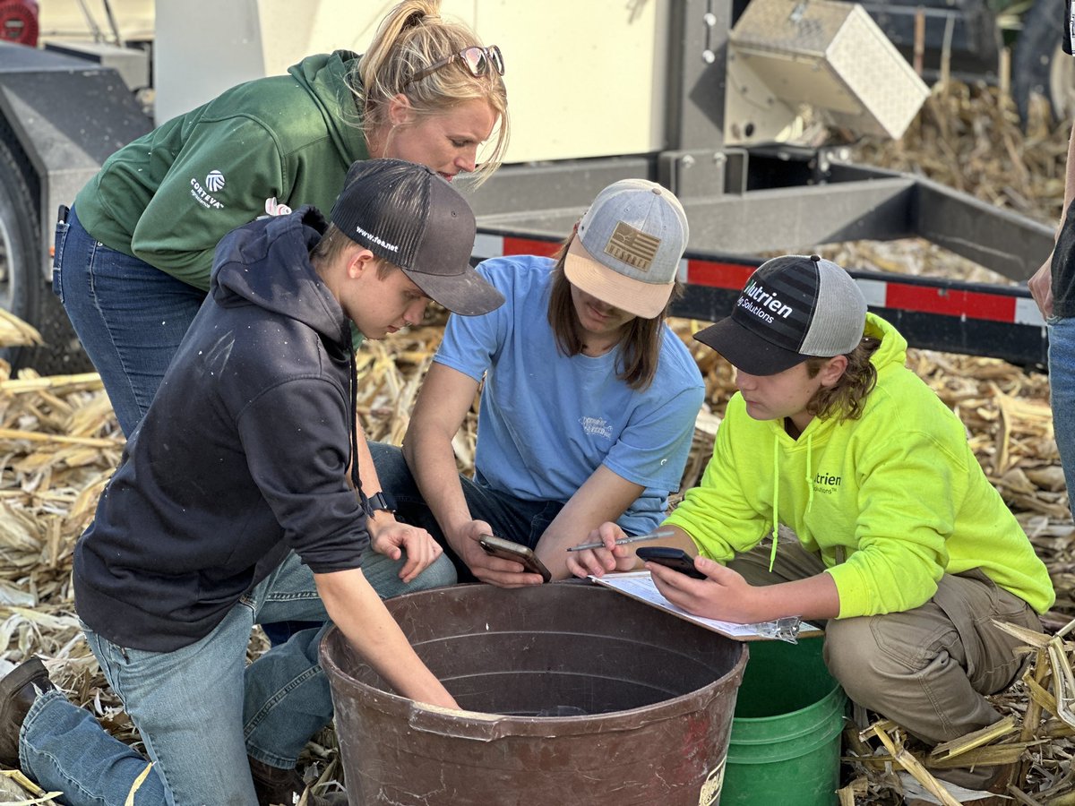 MrSacquitne's tweet photo. Great afternoon to harvest our @pioneer  Educational Test Plot! Hands on learning and real world application involved in the process. Thanks to the various community members for their support in our efforts! @SoyMeg024 @weberfarm1 #WRFarms @LiquiGrow #tamabentoncoop https://t.co/tYHMpZIfLJ