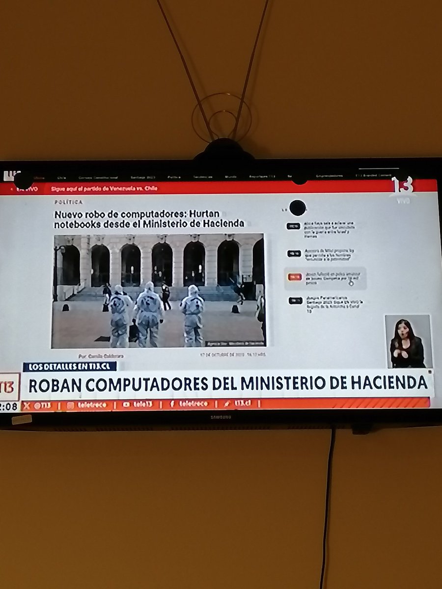 Mburgoaenergy's tweet photo. Una vergüenza chile. Roban nuevamente computadores desde un ministerio. Sospechoso. Politicos corruptos. https://t.co/243jeX1ulD