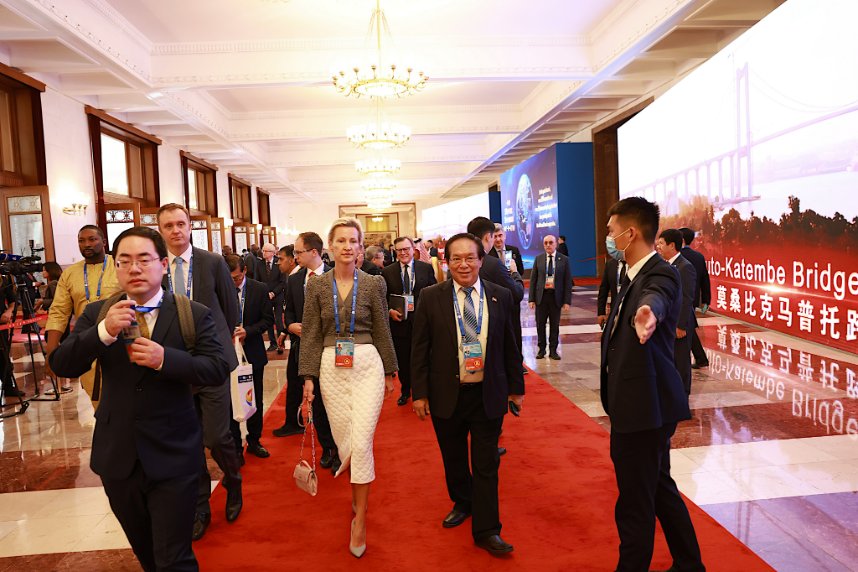 SpokespersonCHN's tweet photo. Guests arriving for the opening ceremony of the 3rd #BeltandRoadForum for International Cooperation. https://t.co/QaIOWKAL8U