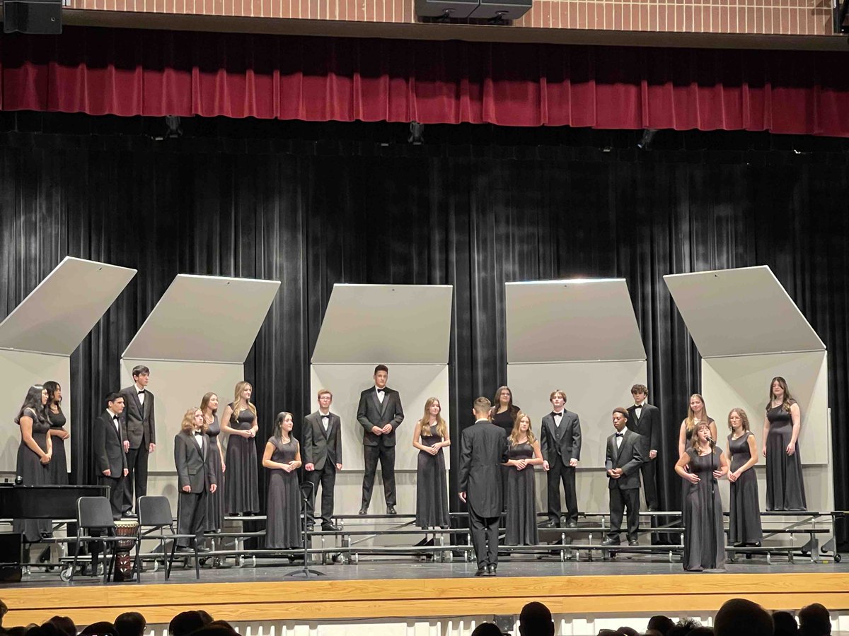 A perfect fall 🍂 evening to enjoy LTHS student talent at the Fall Choir Concert! 🎶🎼
#PorterPride 
#BestSelfBestWork 
#TogetherWeSucceed 
#BestTogether