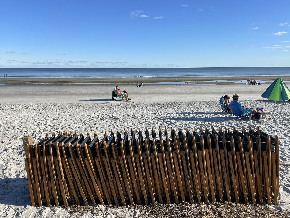 mblawt's tweet photo. Fascinated by the ocean tides at Hilton Head. High/low tide on roughly a 6 hour cycle.
High tide just after 10 this morning on left. Low tide just before 5 this afternoon on right
Water edge difference is about 160 steps #numberguy https://t.co/qh6LVhFU1G