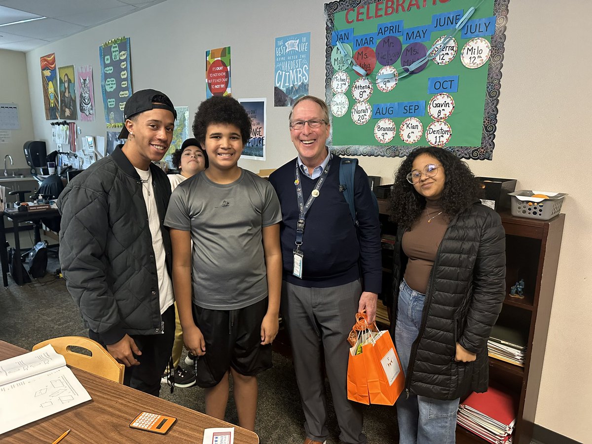EEisenhowerms's tweet image. Day 29 #180daysoflearning at IKE one of our Feeder School Principals, @EPS_CedarWoodES,  Mr. Rhodes checking in on former students #KidsLearnAtIKE @WilnicG @DrIanBSaltzman @EPS_Region3 @EPS_DeputySupt @EverettSchools