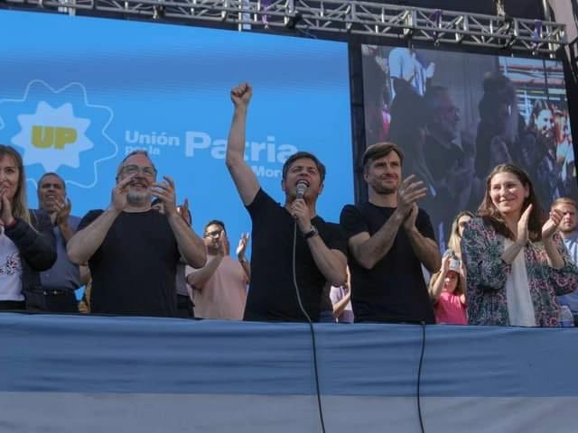 Miles de vecinos y vecinas acompañaron al gobernador <a href="/kicillofok/">Axel Kicillof</a>, al intendente <a href="/lucas/">Lucas Maldonado</a>.ghi, al titular de Acumar <a href="/martin/">Martin Toha</a>.sabbatella y a todos los candidatos y candidatas de @unionporlapatriamoron en un emotivo encuentro.
El  22 de octubre sigamos construyendo un #MorónConFuturo