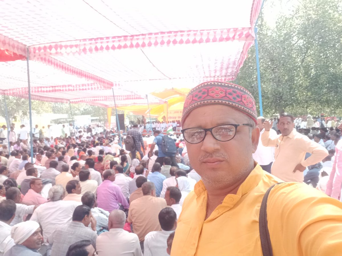 GireeshUpadhya9's tweet image. हे गोरक्षपीठाश्वर महंत श्री @myogiadityanath महराज जी आज हम #शिक्षामित्र लखनऊ
की धरती में लाखों की तादात पर 
अपनी मांगों को लेकर आपकी शरण
में आए हुए  हैं । आप हम #शिक्षामित्रों का स्थाई समाधान कीजिए । हम #शिक्षामित्र परिवार आपके सदैव ॠणी रहेंगे नाथ 🙏 😭
@CMOfficeUP