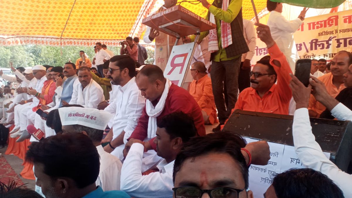 GireeshUpadhya9's tweet image. हे गोरक्षपीठाश्वर महंत श्री @myogiadityanath महराज जी आज हम #शिक्षामित्र लखनऊ
की धरती में लाखों की तादात पर 
अपनी मांगों को लेकर आपकी शरण
में आए हुए  हैं । आप हम #शिक्षामित्रों का स्थाई समाधान कीजिए । हम #शिक्षामित्र परिवार आपके सदैव ॠणी रहेंगे नाथ 🙏 😭
@CMOfficeUP