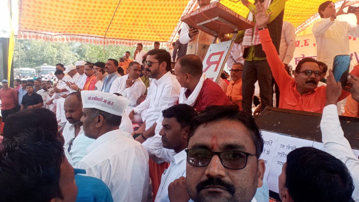 GireeshUpadhya9's tweet image. हे गोरक्षपीठाश्वर महंत श्री @myogiadityanath महराज जी आज हम #शिक्षामित्र लखनऊ
की धरती में लाखों की तादात पर 
अपनी मांगों को लेकर आपकी शरण
में आए हुए  हैं । आप हम #शिक्षामित्रों का स्थाई समाधान कीजिए । हम #शिक्षामित्र परिवार आपके सदैव ॠणी रहेंगे नाथ 🙏 😭
@CMOfficeUP