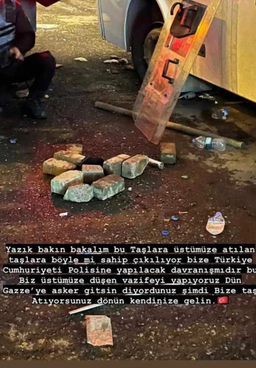 İsrail’i protesto edeceğim diyerek Türk Polisine taşlı saldırılarda bulunmak en hafif tabirle ahmaklıktır. 

Yaralanan polislerimiz var. Geçmiş olsun dileklerimi sunuyorum. 

Okyanusun ortasında küçük bir ada gibi müslüman ülkelerin içerisinde eşkiyalık yapan, terör uygulayan