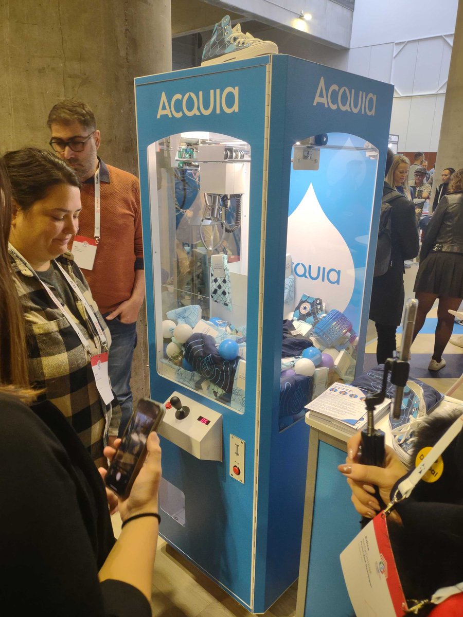 Yes, that's a claw machine. At DrupalCon. Just another one of the many reasons we love partnering with @acquia.

#drupalconlille | #drupalconeur