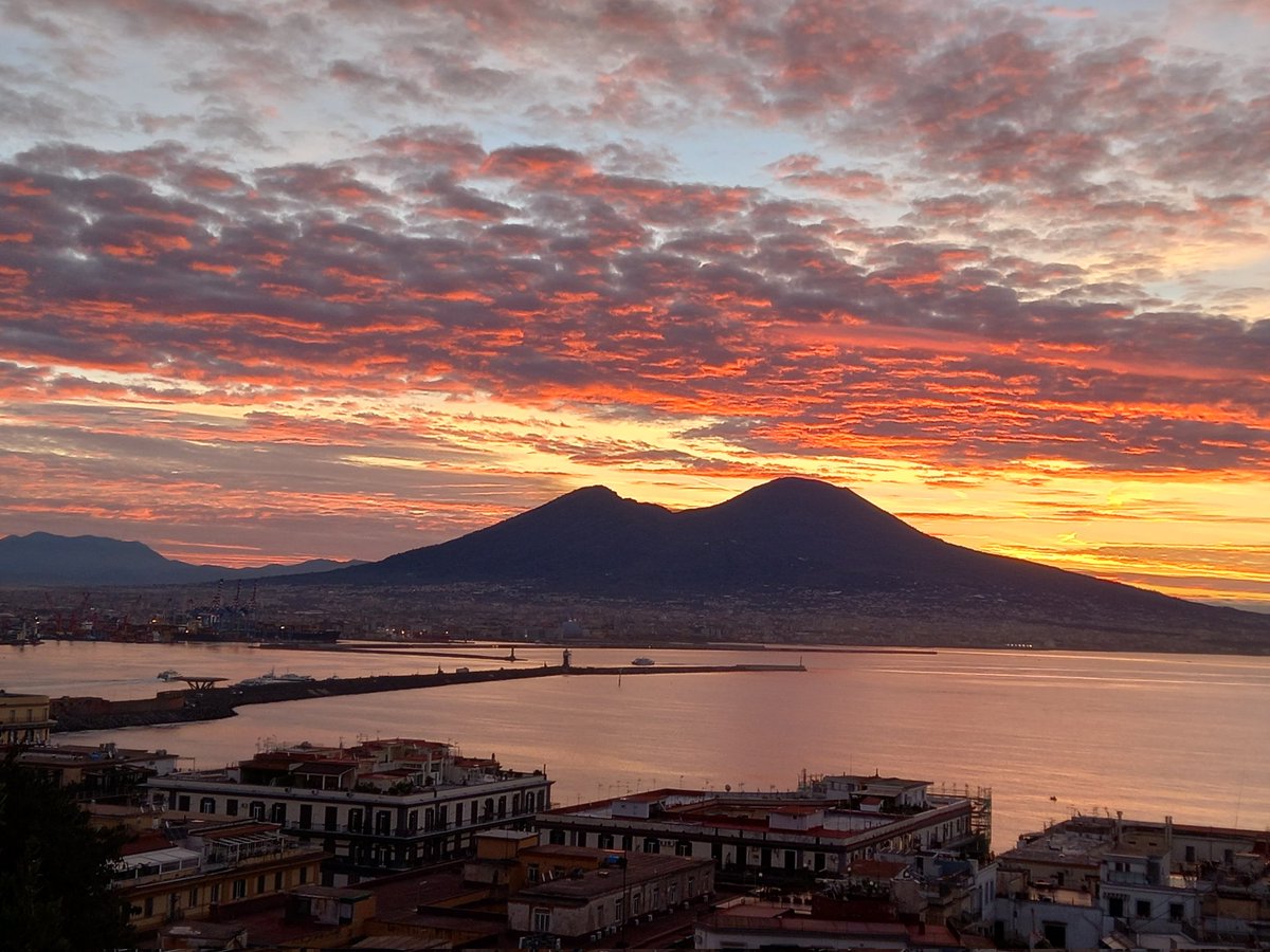 sansev974's tweet photo. #Napoli #alba #sunrise #Sonnenaufgang #日の出 #Восход #nascerdosol #leverdusoleil #wschódsłońca #nuvole #clouds #sky #skyphoto #skyphotography #skyclouds #Vesuvio 👸 #18ottobre2023 https://t.co/U7AnYYMG2e