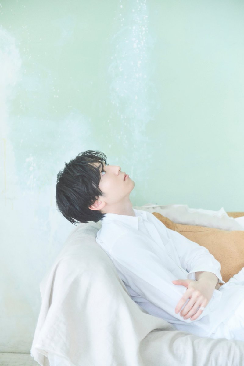 EMMSdesign's tweet photo. 潤んだ視線の先に
浮かび上がる結露
その姿はまるで今にも消え入りそうな夢の欠片
またあなたに会えるようにと
そっと瞼を閉じる

EMMS新作の発表です。今回のテーマは「結露」
シルバーとレジンの粒を合わせた、まるで本物の結露のようなアイテムになりまし��。 https://t.co/jJZ9z6Qssc