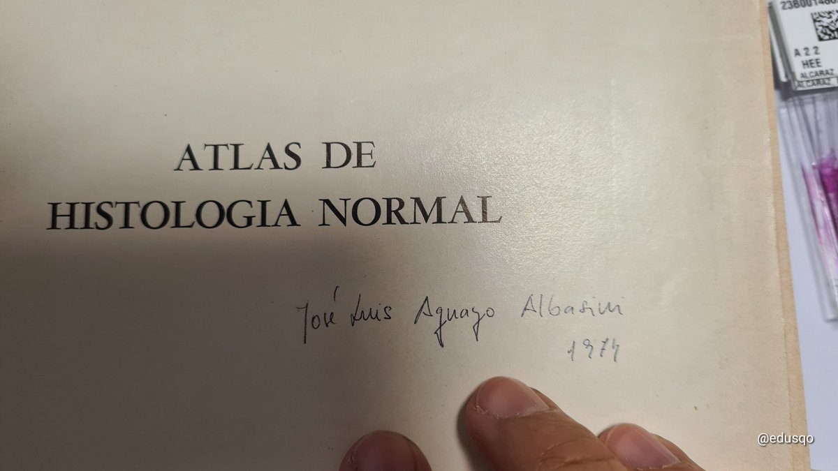 edusqo's tweet photo. Volver de vacaciones y recibir un regalo. Se trata de un libro 📕.
Un libro de histología 🔬.
Y, además, con historia.
Que más 🥹.
Gracias, José Luis @aguayo_UM.
#DiFiore #histologia https://t.co/qo5MdOvbdw