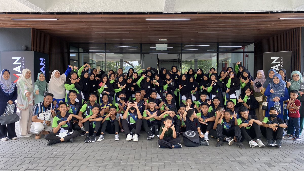 UMPenerbit's tweet photo. Menerima kunjungan daripada SMK Dato Bahaman, Pahang ke Halaman Bookstore. https://t.co/MOMfLMJDUV