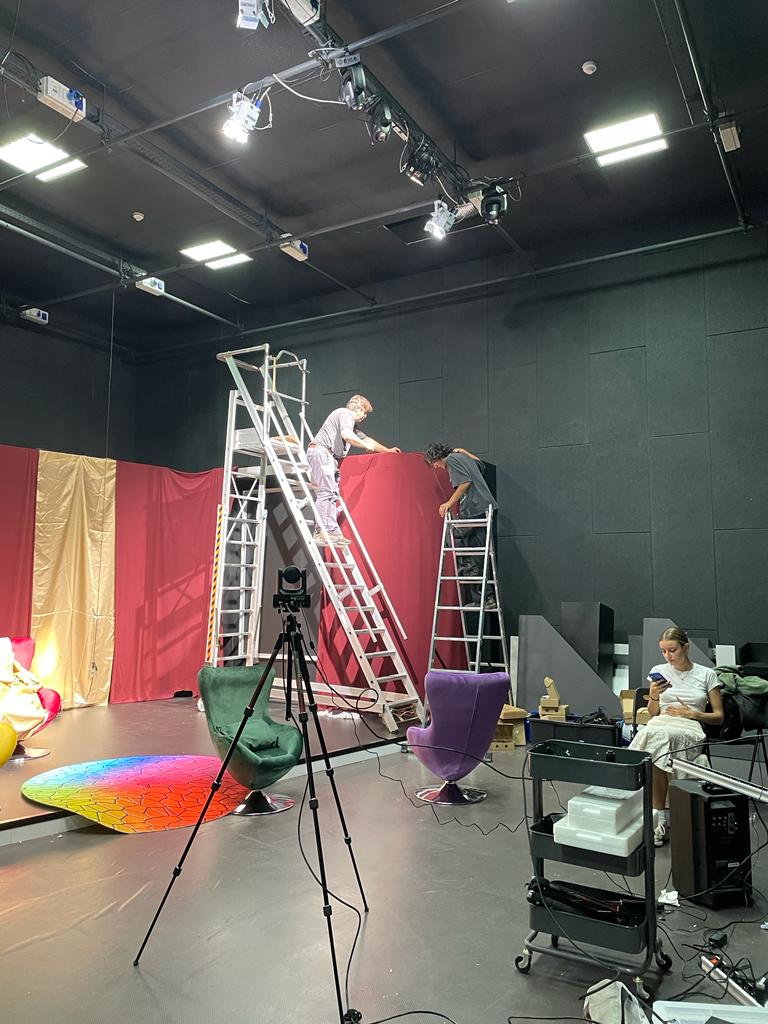 QuizCarnage's tweet photo. Ça  commence à prendre forme !

Set design : done!

Pour l'émission, on a hésité entre une étagère pleine de geekeries et une lumière bleu et une orange  pour faire style, mais on s'est dit que vous méritez mieux !!!! https://t.co/M24gVlTqHV
