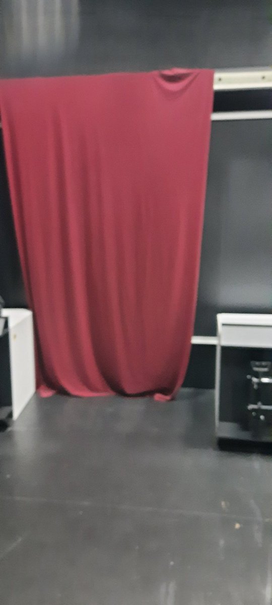 Ça  commence à prendre forme !

Set design : done!

Pour l'émission, on a hésité entre une étagère pleine de geekeries et une lumière bleu et une orange  pour faire style, mais on s'est dit que vous méritez mieux !!!!