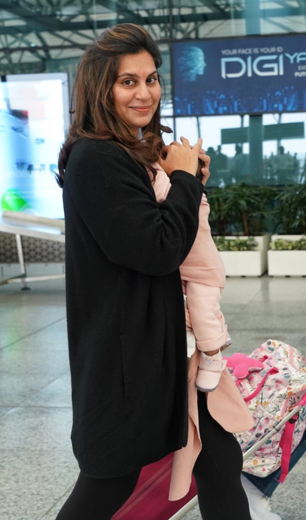 Global Star @AlwaysRamCharan and @upasanakonidela make for an adorable sight at the airport as they leave for another mega trip to Italy with the mega princess #KlinKaara and little #rhyme #GlobalStarRamCharan #RamCharan #Upasana #ManOfMassesRamCharan️ #GameChanger