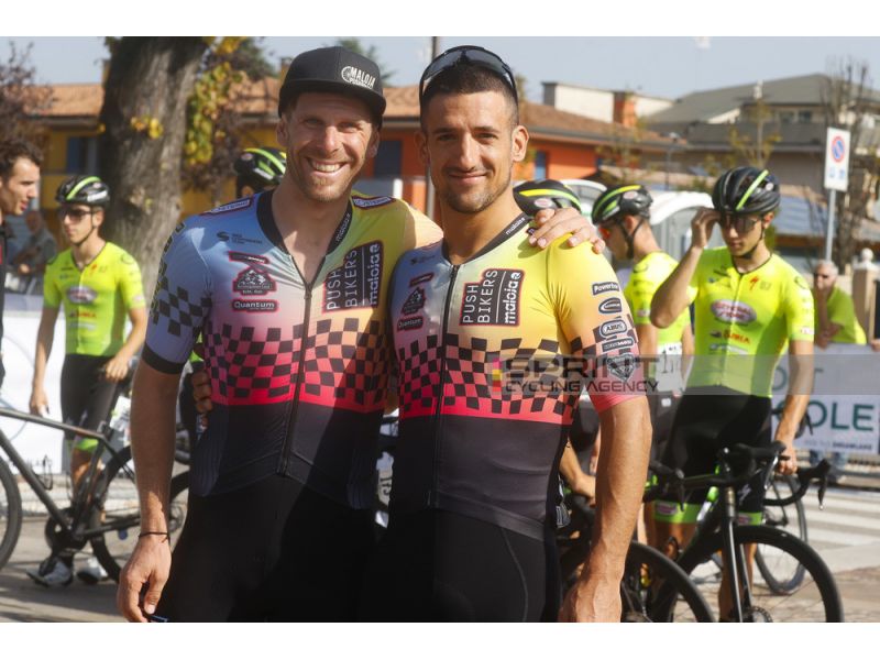 tuttobiciweb_it's tweet photo. Velocista e lead-out, alchimia in bici che rispecchia l'amicizia fuori: l'origine comune in Trevigiani, il ritrovarsi in #MalojaPushbikers e le scelte diverse di ieri e di domani.
Ascoltate #Bertazzo e #Fortin a #BlaBlaBike
https://t.co/Vau4JPrJQN https://t.co/j0bzYHmjAd