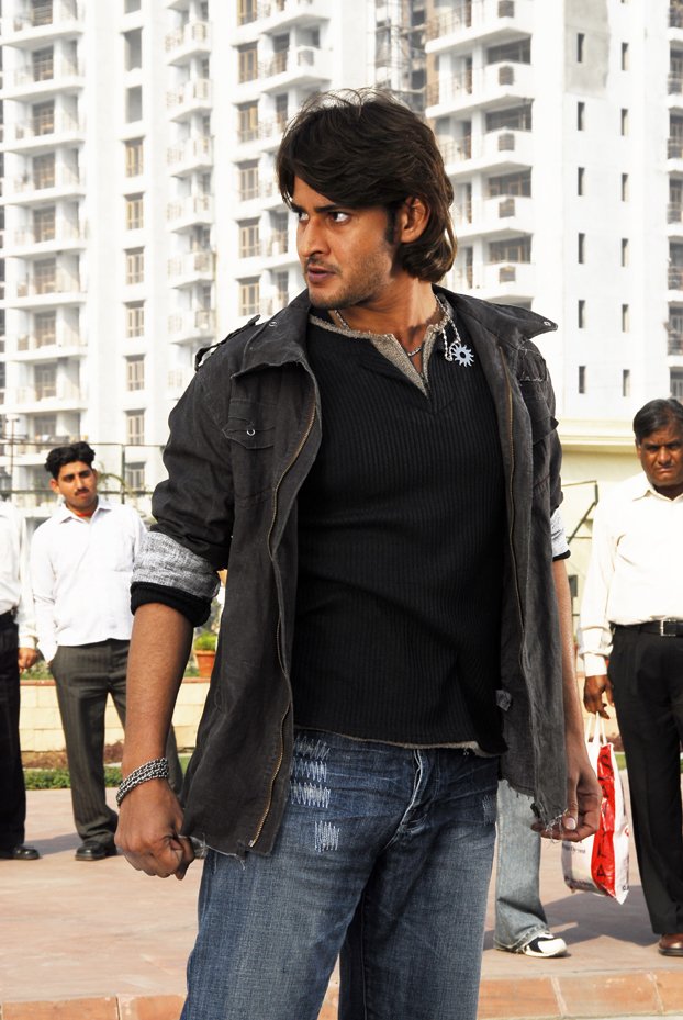 MaheshFanTrends's tweet photo. Superstar @urstrulyMahesh dazzled us with his stylish action in #Athidhi completes 16 years 🔥

#16YearsForAthidhi https://t.co/at4EpLWp4i
