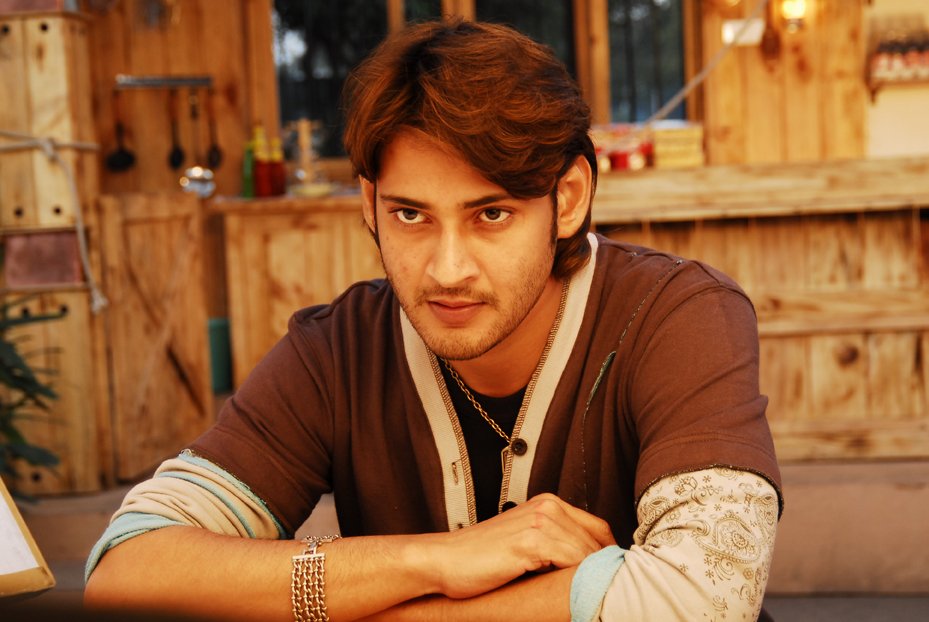 MaheshFanTrends's tweet photo. Superstar @urstrulyMahesh dazzled us with his stylish action in #Athidhi completes 16 years 🔥

#16YearsForAthidhi https://t.co/at4EpLWp4i