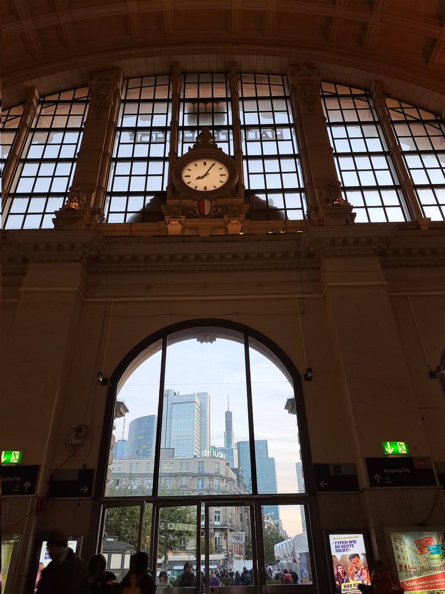 tinalepanda's tweet photo. Guten Morgen Frankfurt. Good Morning #fbm23. Let's go. https://t.co/OVFXSJUWhv