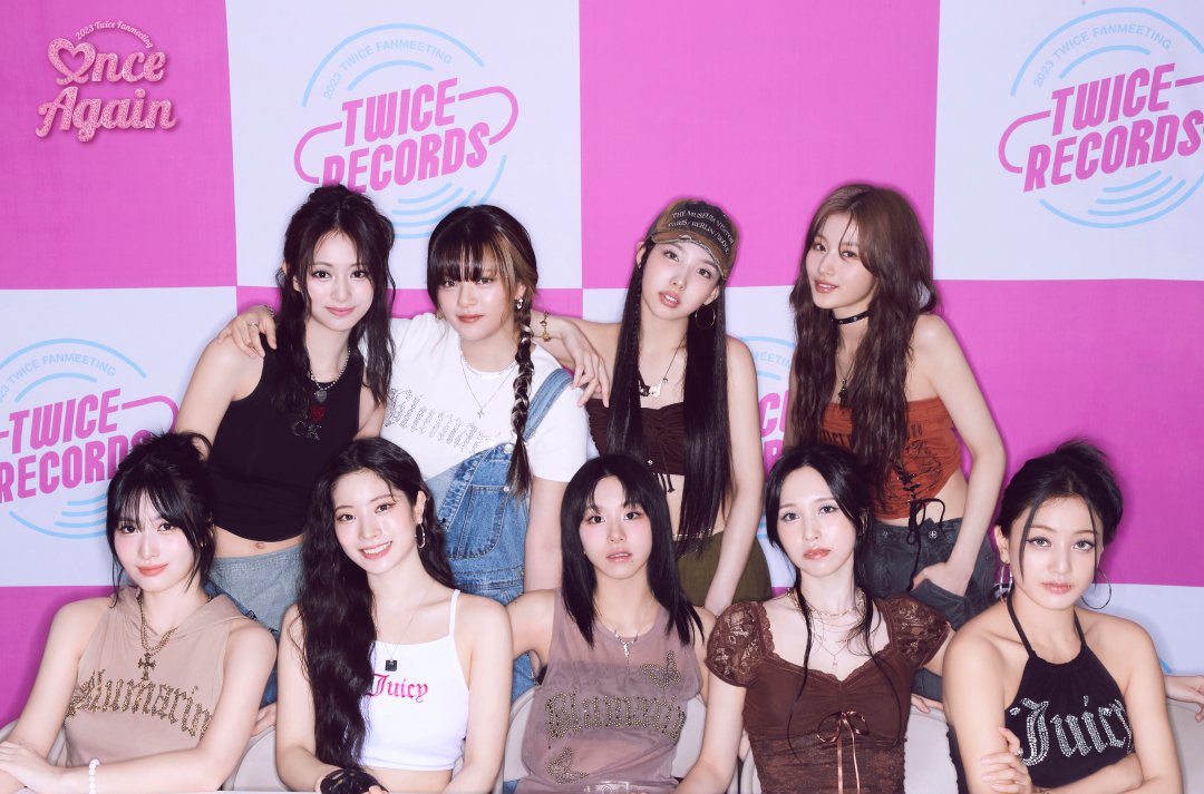 urfavmichaeng's tweet image. uhm- sorry but MYOUI MINA THE HAND PLACEMENT???!