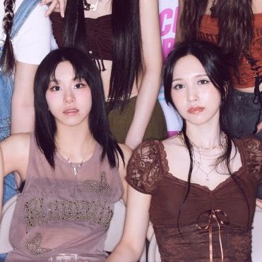 urfavmichaeng's tweet image. uhm- sorry but MYOUI MINA THE HAND PLACEMENT???!