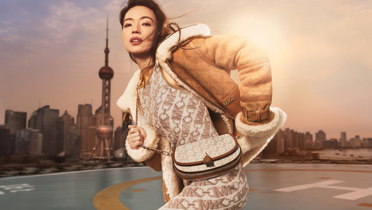 YDNEW_MAGAZINE's tweet image. | #YD時尚專題 | 舒淇和多賢的時尚魅力！ |
— • — — — • • — • • • — —
舒淇和多賢如何演繹Michael Kors的Jet Set風格？品牌是否能夠重新獲得年輕世代的青睞？
— • — — — • • — • • • — —
#MichaelKors #MICHAELMichaelKors #舒淇 #ShuQi #트와이스 #TWICE #김다현 #金多賢 #다현 #多賢